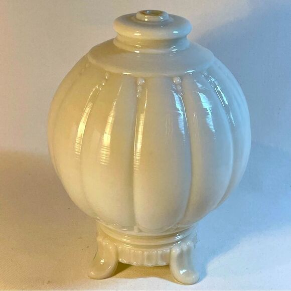 old ivory colored milk glass table lamp, vintage alacite Aladdin lamp shade - Picture 1 of 15